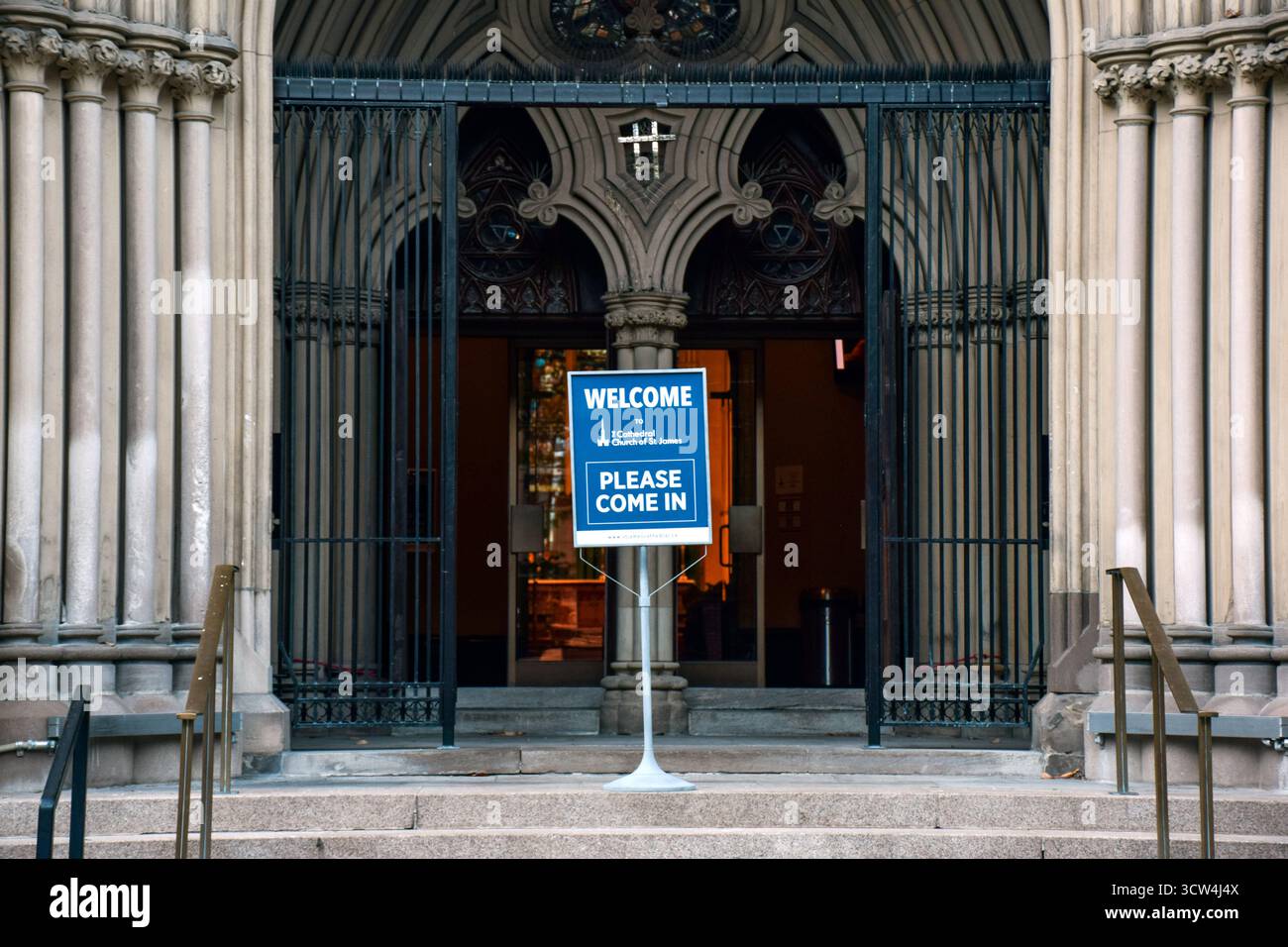 28 septembre 2025 - Toronto, Ontario, Canada : panneau de bienvenue devant l'entrée de la cathédrale St James au centre-ville de Toronto Banque D'Images