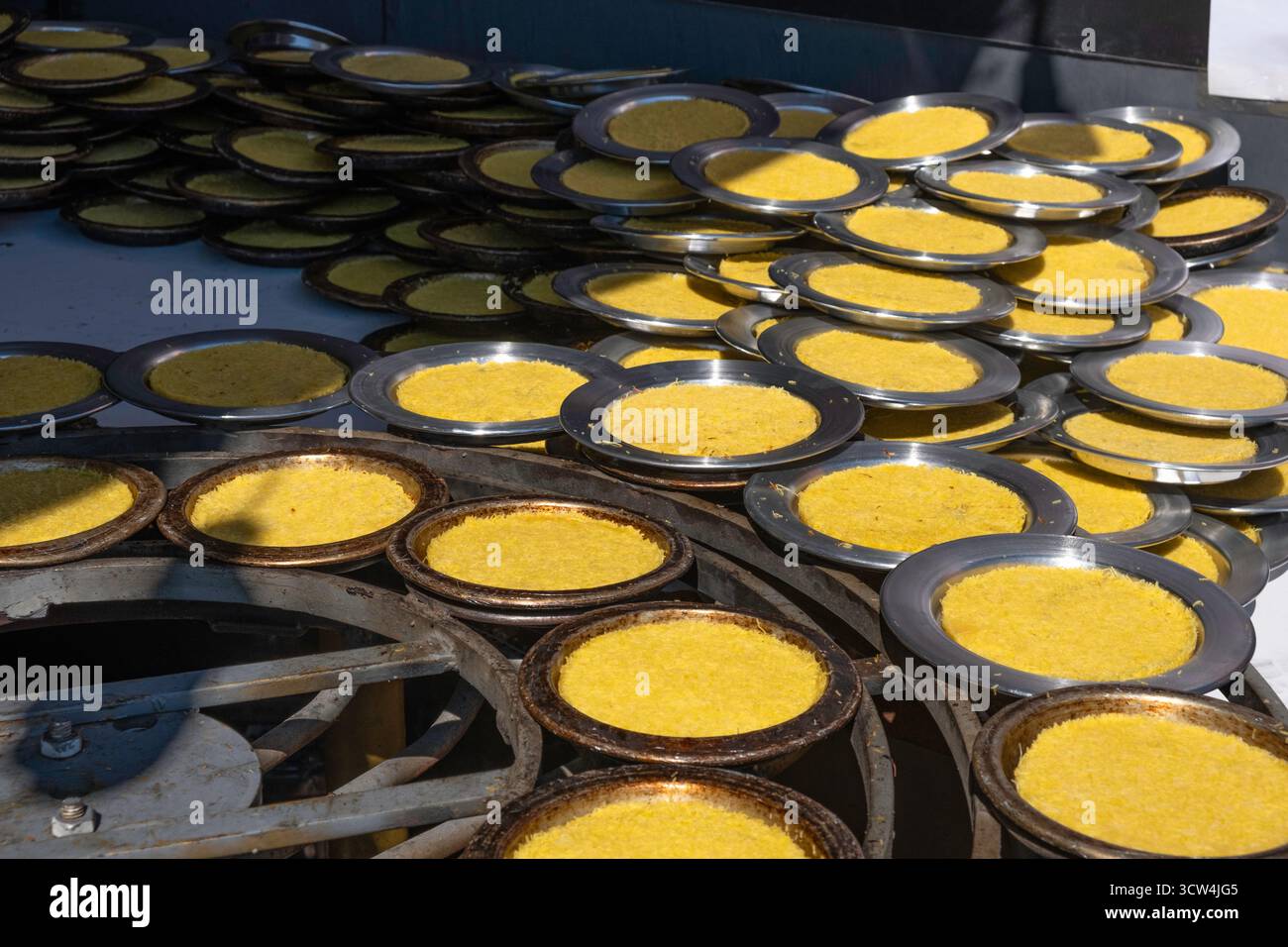 Dessert traditionnel turc et arabe knafeh, kunefe. Délicieuse kunafa non cuite sur des plateaux en cuivre. Pâtisserie sucrée au karité du moyen-Orient. Kadaif Banque D'Images