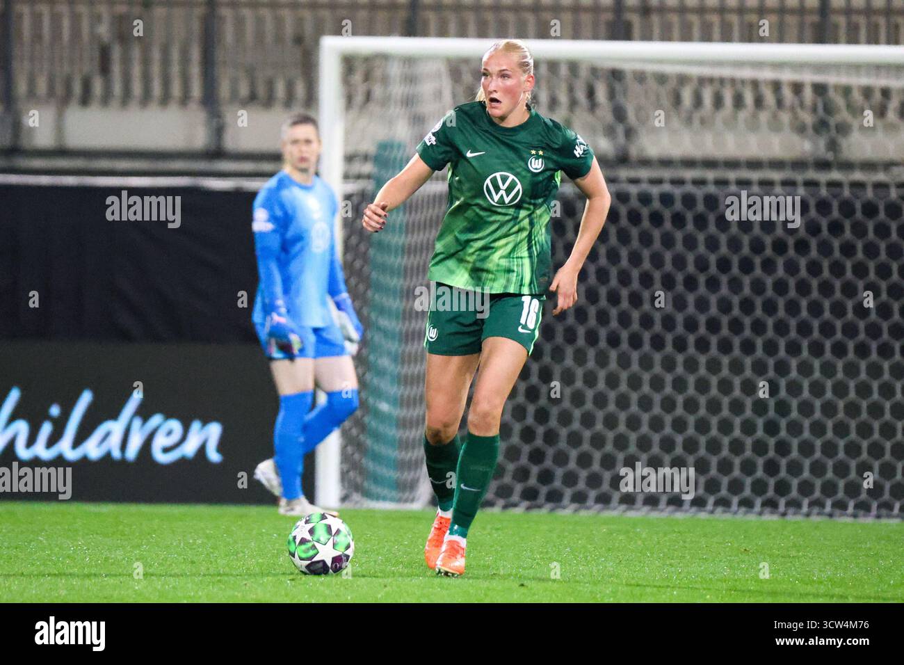 Wolfsburg, Deutschland. 08 octobre 2025. Wolfsburg, Allemagne 08. Oktober 2025 : Champions League - Frauen - 2025/2026 - VfL Wolfsburg vs. Paris Saint-Germain Im Bild : Ella Peddemors (VfL) crédit : dpa/Alamy Live News Banque D'Images