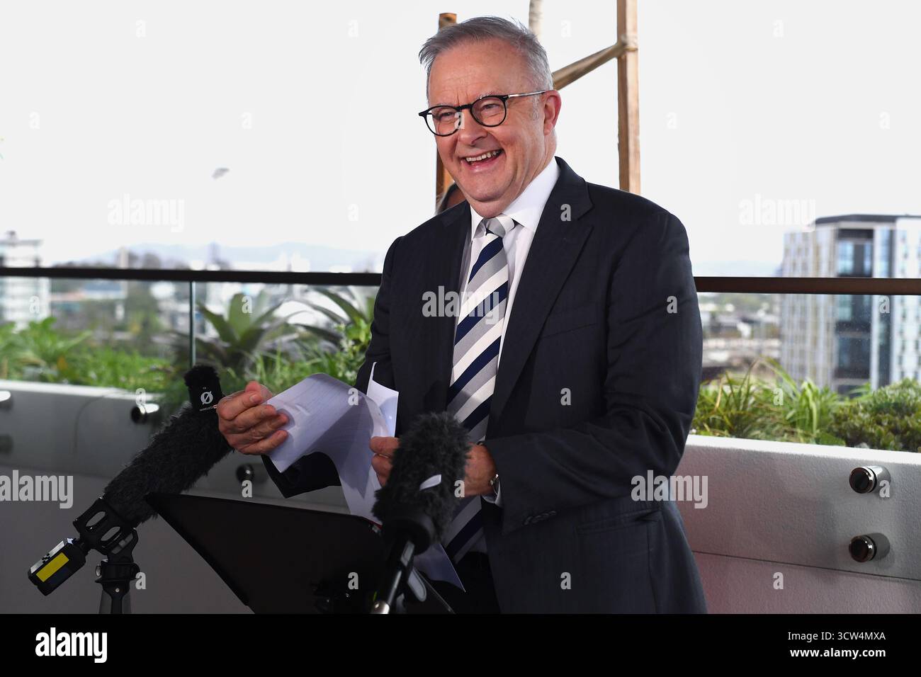 Brisbane, Australie. 10 octobre 2025. Le premier ministre Anthony Albanese s’entretient avec les médias après s’être joint à la députée de Griffith Renee Coffey pour une tournée d’un projet de logements sociaux et abordables au 23, rue Cleveland, à Brisbane, le vendredi 10 octobre 2025. (AAP image/Jono Searle) NO ARCHIVING Credit : Australian Associated Press/Alamy Live News Banque D'Images