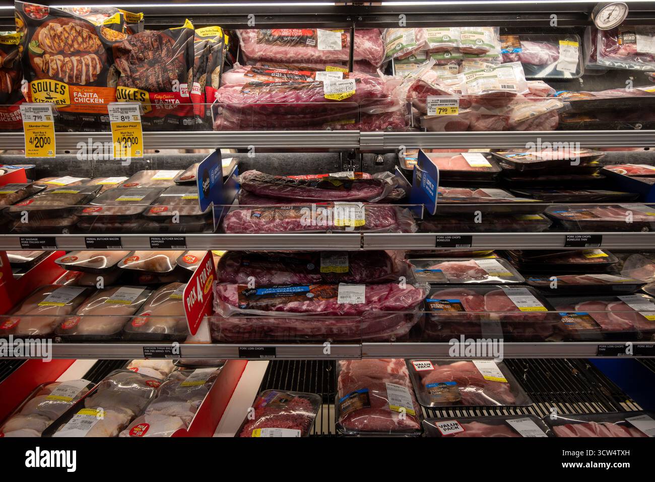 Davis, CALIFORNIE, États-Unis. 21 septembre 2025. Produits de viande crue emballés exposés dans la section réfrigérée d'une épicerie. Banque D'Images