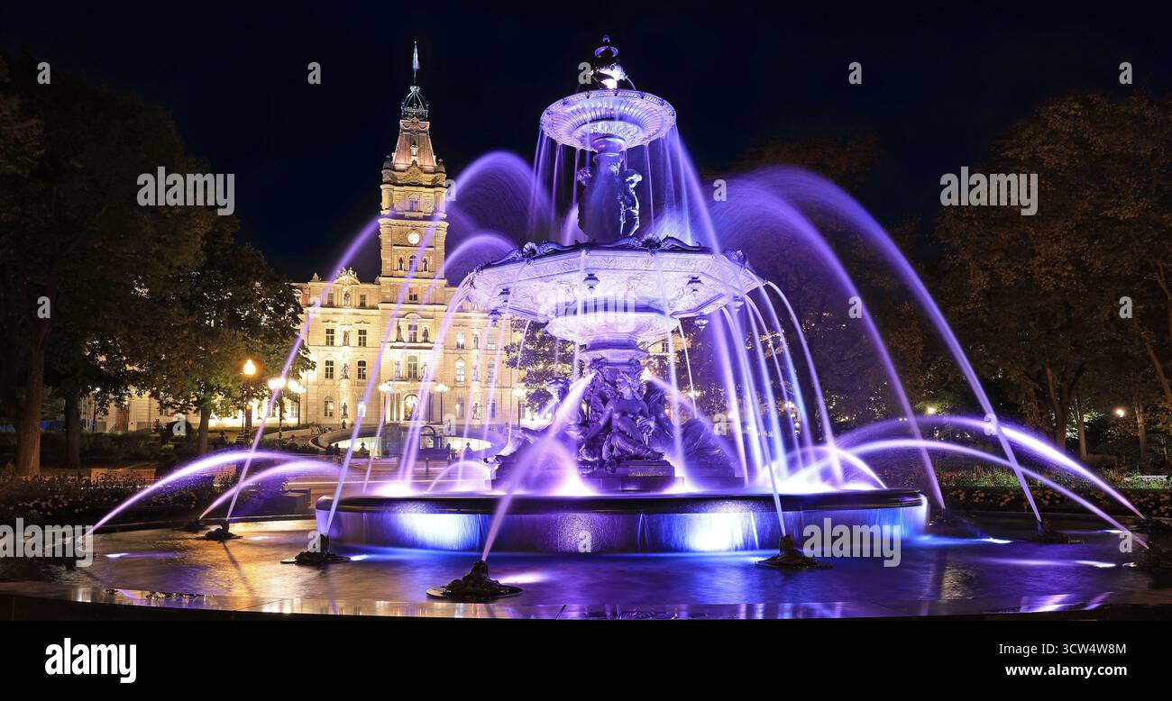 Le Parlement de Québec illuminé la nuit avec la Fontaine de Tourny au premier plan, Canada Banque D'Images