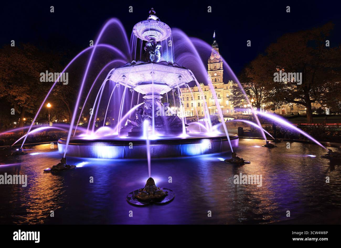 Le Parlement de Québec illuminé la nuit avec la Fontaine de Tourny au premier plan, Canada Banque D'Images