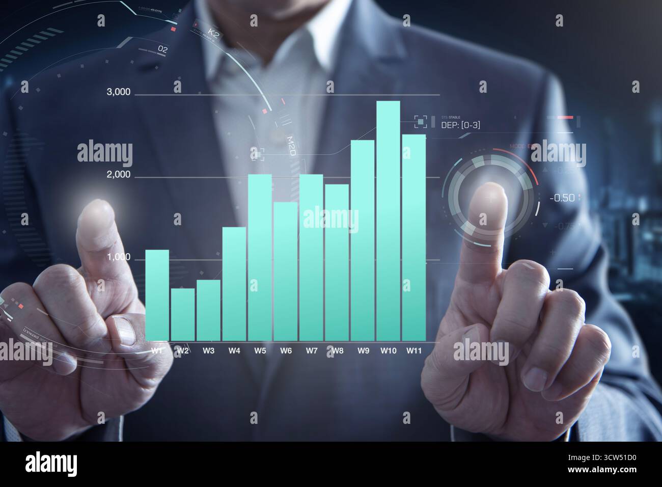 L'invention concerne une image rapprochée d'un homme d'affaires faisant des gestes vers un écran virtuel en expansion affichant un graphique à barres de performance commerciale. Banque D'Images