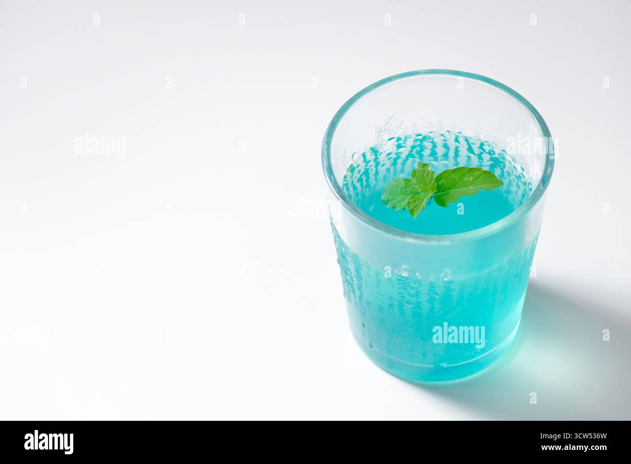 Boisson glacée bleue rafraîchissante avec des feuilles de menthe Banque D'Images