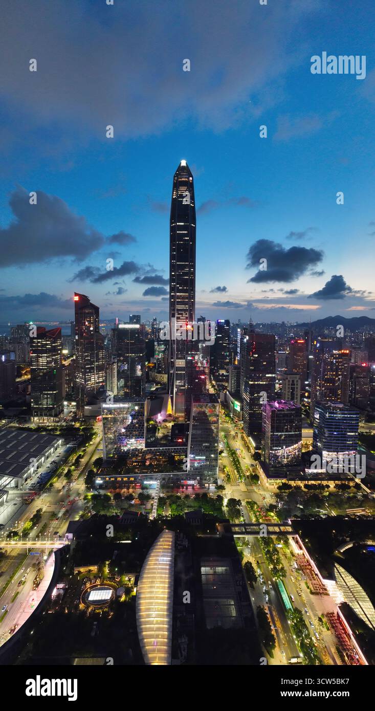 Photographie aérienne de nuit du centre de congrès et d'exposition Shenzhen Futian CBD, centre financier Ping an Banque D'Images