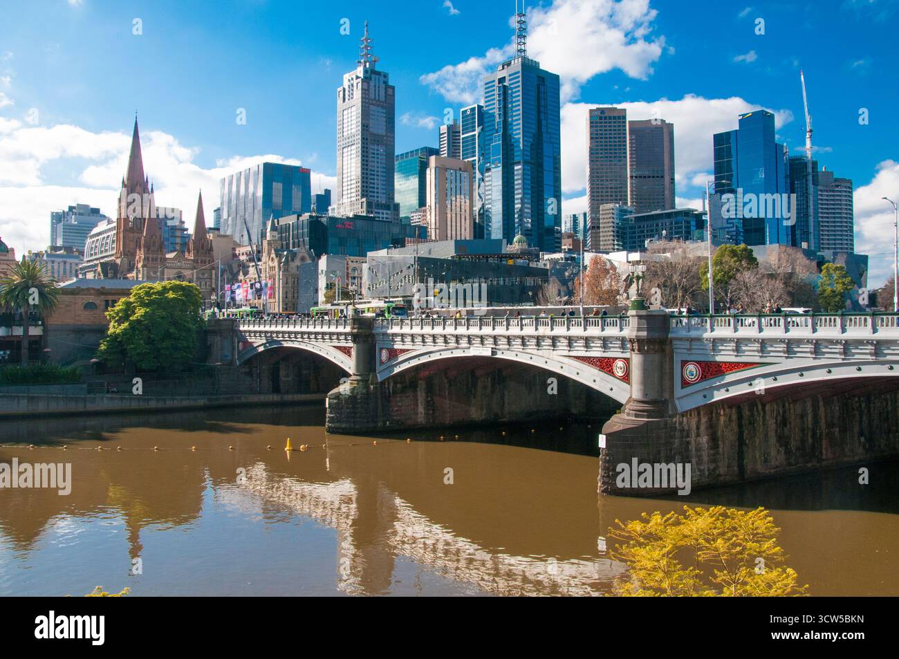 Princes Bridge enjambe la rivière Yarra le long de la bordure sud du quartier des affaires, reliant Swanston Street à St Kilda Road. Melbourne, Victoria, Australie Banque D'Images