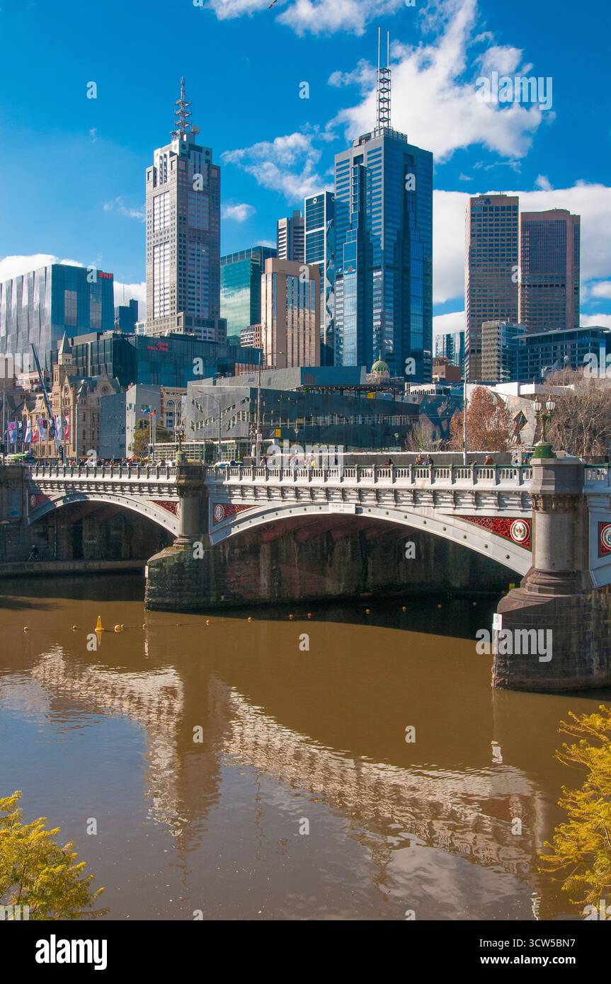 Princes Bridge enjambe la rivière Yarra le long de la bordure sud du quartier des affaires, reliant Swanston Street à St Kilda Road. Melbourne, Victoria, Australie Banque D'Images