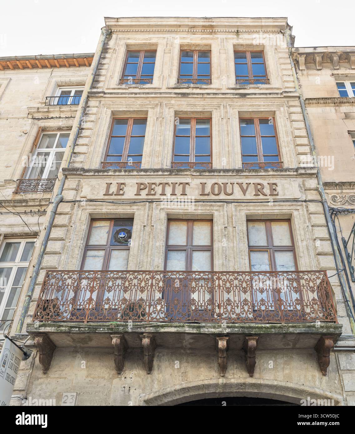 Appartements le petit Louvre dans la ville fortifiée d'Avignon, France. Banque D'Images