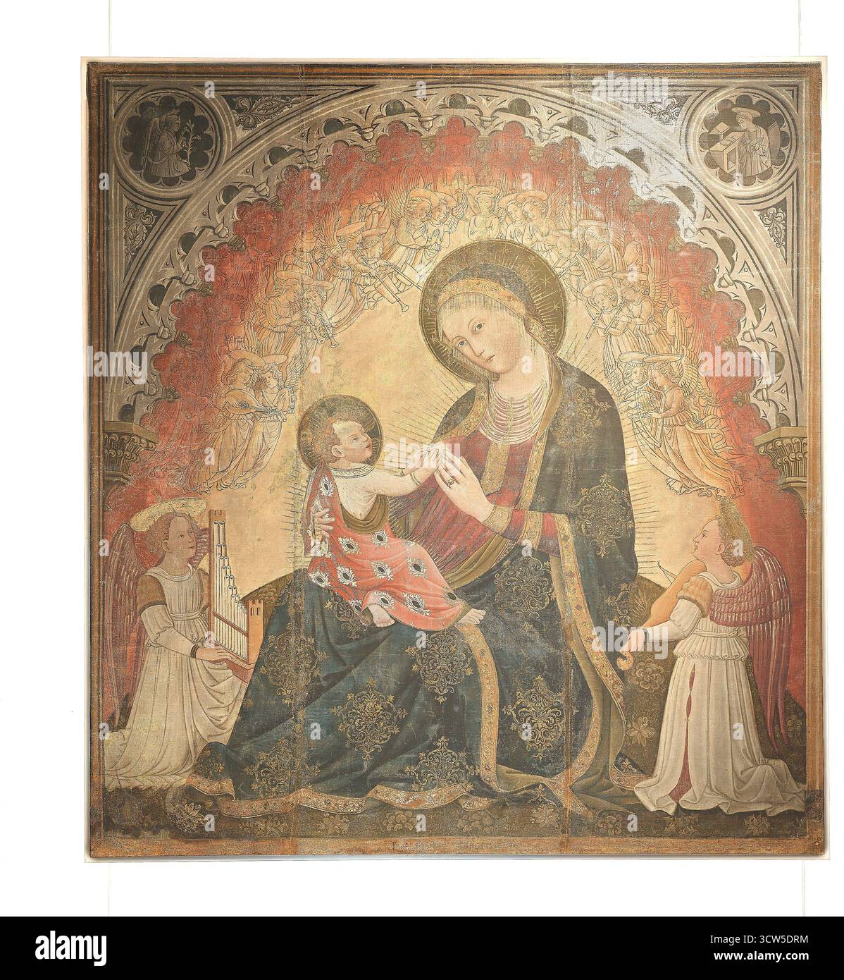 Vierge et enfant entouré d'anges musiciens, tableau du XVe siècle au Muséee du petit Palais, Avignon, France. Banque D'Images