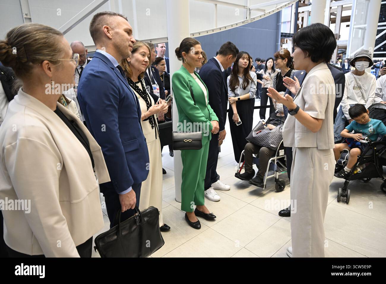 Osaka, japonais. 10 octobre 2025. La princesse héritière Victoria et le ministre suédois de l'administration publique, Erik Slottner, visitent le pavillon sud-coréen à l'Expo 2025 Osaka au Japon, le 10 octobre 2025.la princesse héritière Victoria de Suède est en visite officielle au Japon du 9 au 15 octobre. Photo : Jessica Gow/TT/Code 10070 ce texte est traduit automatiquement crédit : TT News Agency/Alamy Live News Banque D'Images