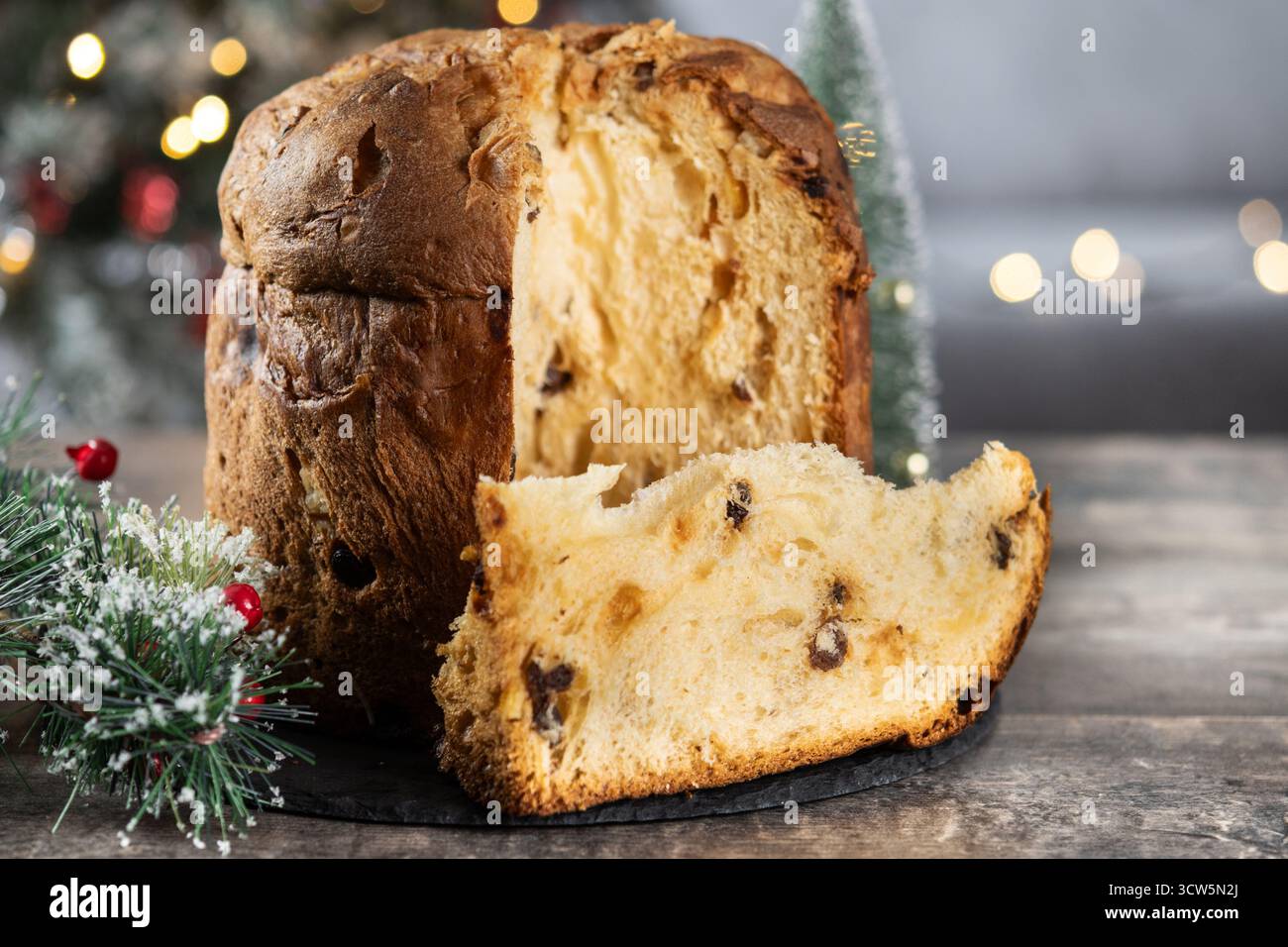 Panettone italien traditionnel sur table en bois et fond d'arbre de Noël Banque D'Images