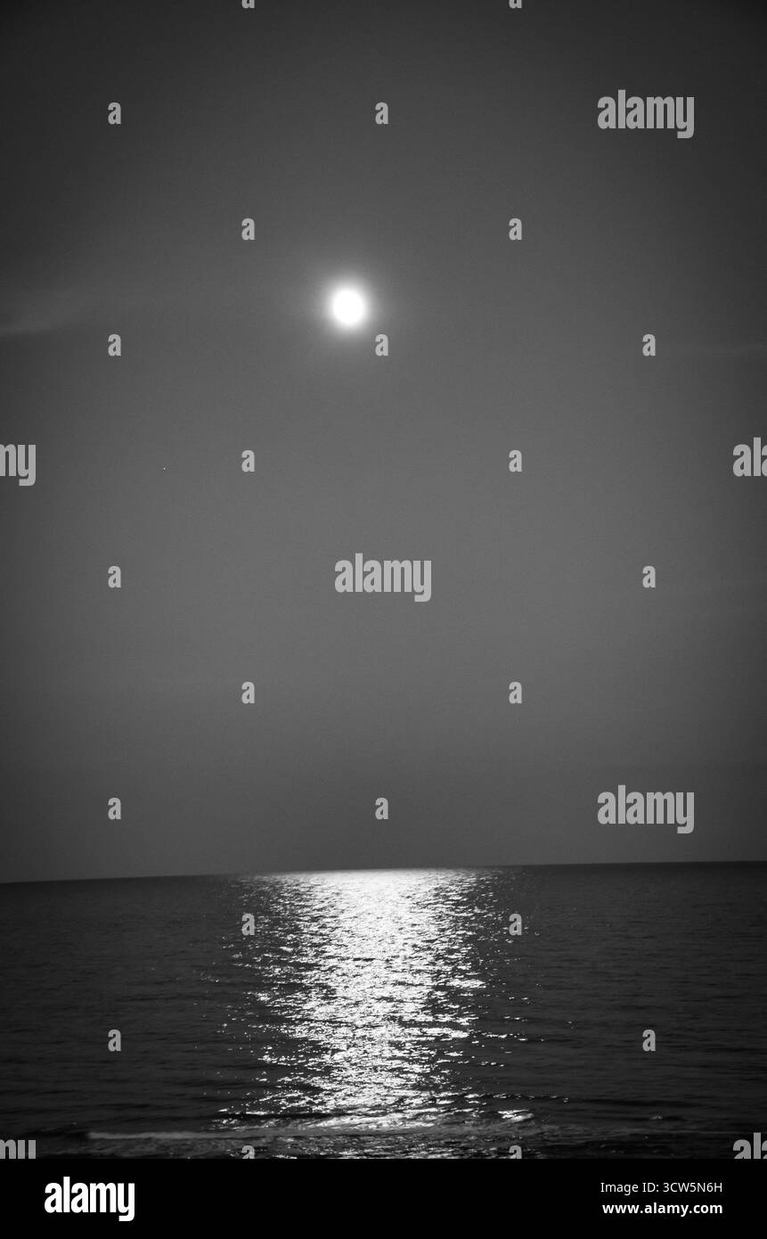 Spectaculaire chemin au clair de lune reflété sur l'eau de l'océan sombre Banque D'Images