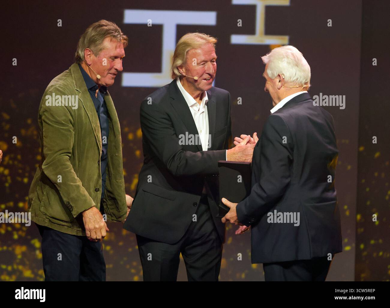 Dortmund, Deutschland. 06 octobre 2025. firo : 06.10.2025 Football, Football, saison 2025/2026, HALL OF FAME -cérémonie de remise des prix 2025 Musée allemand du football DFM (LR) Manfred Kaltz Horst Hrubesch et Klaus Fischer à la cérémonie d'intronisation du Hall of Fame à l'honneur pour l'admission au Hall of Fame crédit : dpa/Alamy Live News Banque D'Images