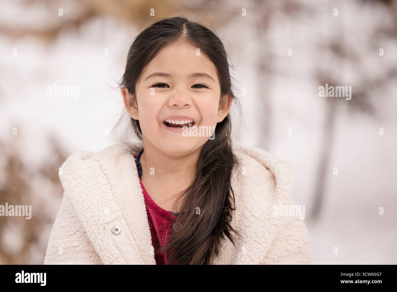 Fille philippine souriante dans la neige Banque D'Images