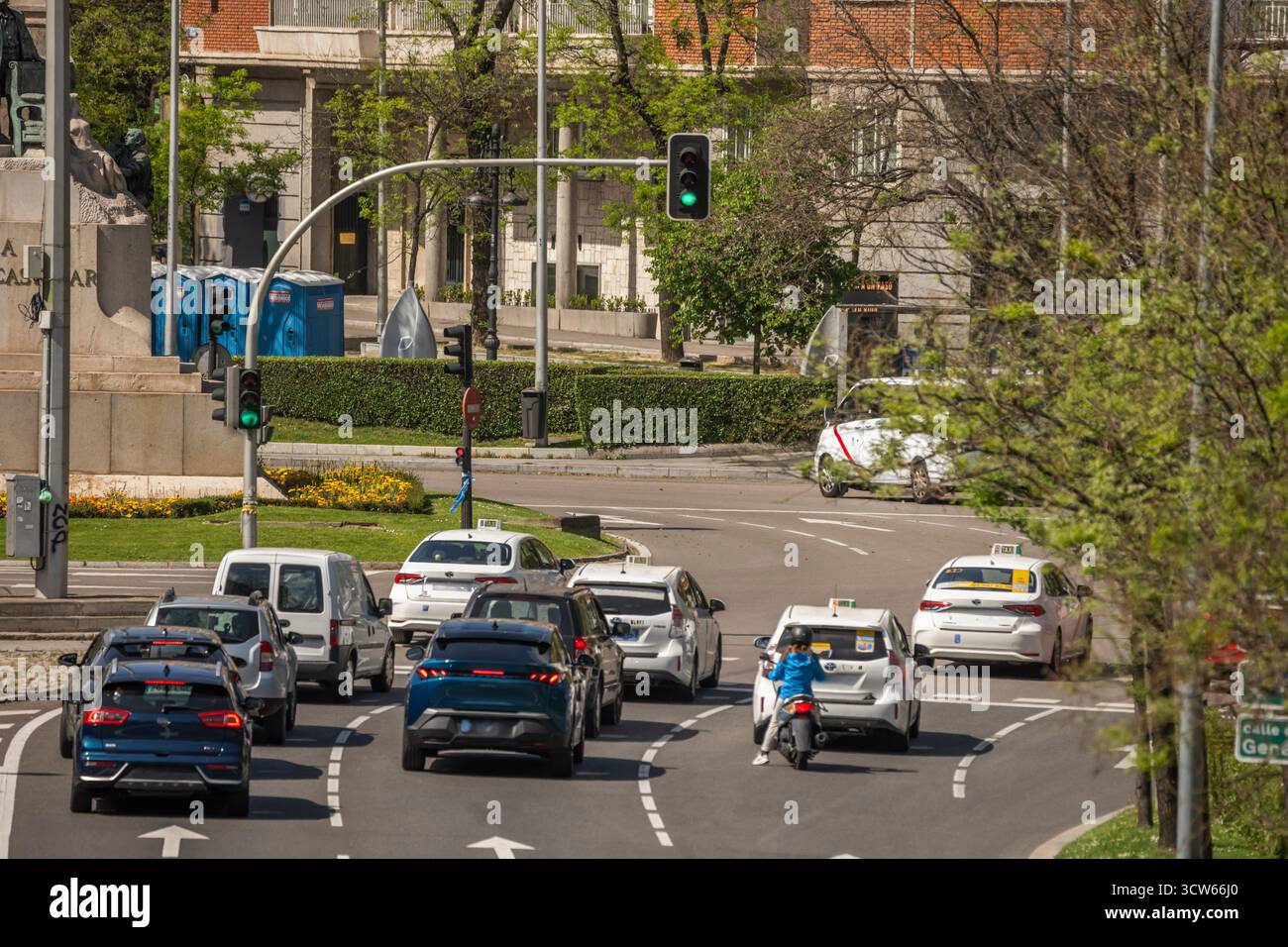 Trafic calme pendant les vacances locales, montrant les touristes traversant les passages piétonniers sur la promenade. Banque D'Images