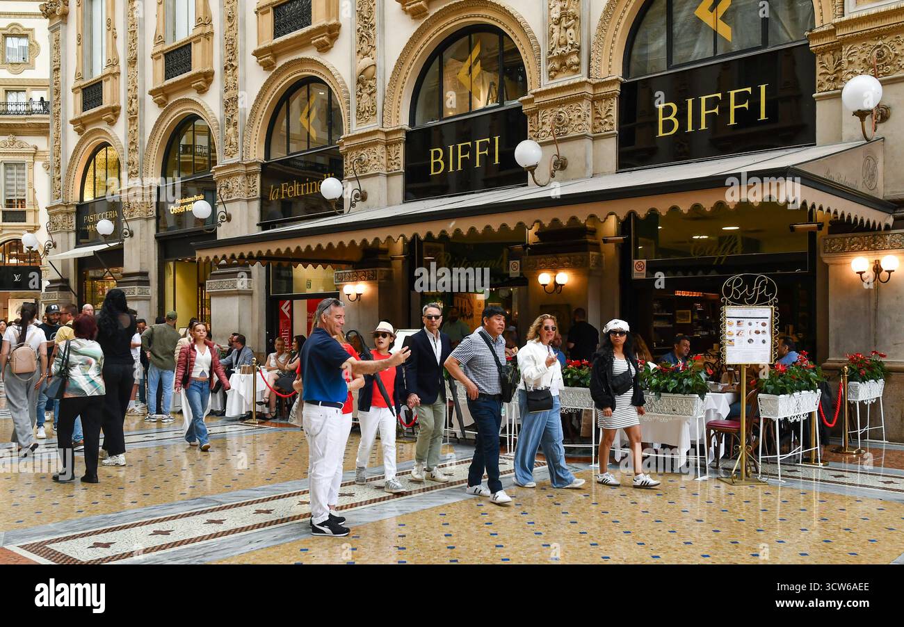 Extérieur du restaurant de luxe Biffi, ouvert en 1867 à Galleria Vittorio Emanuele II, Milan, Lombardie, Italie Banque D'Images