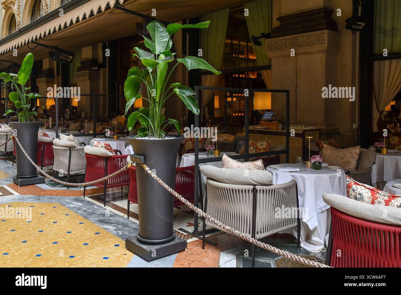 Extérieur du Savini 1867, restaurant de luxe historique à Galleria Vittorio Emanuele II, Milan, Lombardie, Italie Banque D'Images