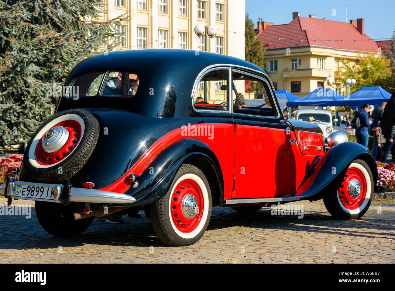 uzhhorod, ukraine - 31 oct, 2021 : vue arrière d'une bmw 321 rouge avec toit noir. oldtimer classique des années 40 roue de secours avec mascotte sur le coffre. vintage Banque D'Images