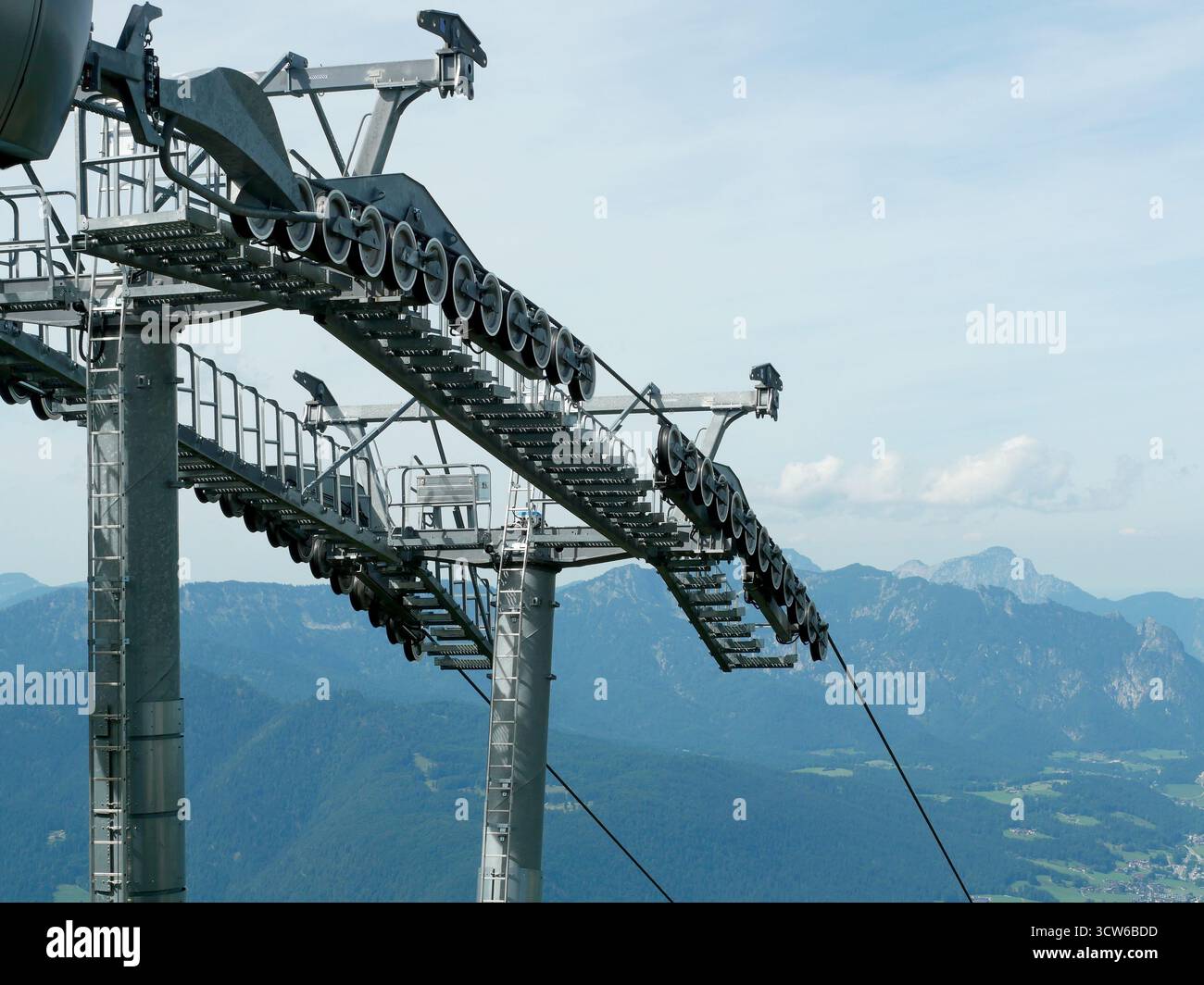 Tours de téléphérique, rouleaux et technologie de la Jennerbahn dans le paysage alpin. Gros plan. Copyspace. Banque D'Images