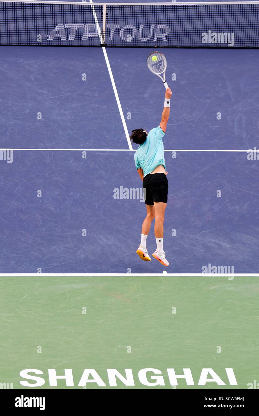 Shanghai, Chine. 10 octobre 2025. Arthur Rinderknech, de France, sert à Felix Auger-Aliassime, du Canada, pendant le quart de finale masculin en simple au tournoi de tennis ATP World Tour Shanghai Masters à Shanghai, dans l'est de la Chine, 10 octobre 2025. Crédit : Wang Xiang/Xinhua/Alamy Live News Banque D'Images