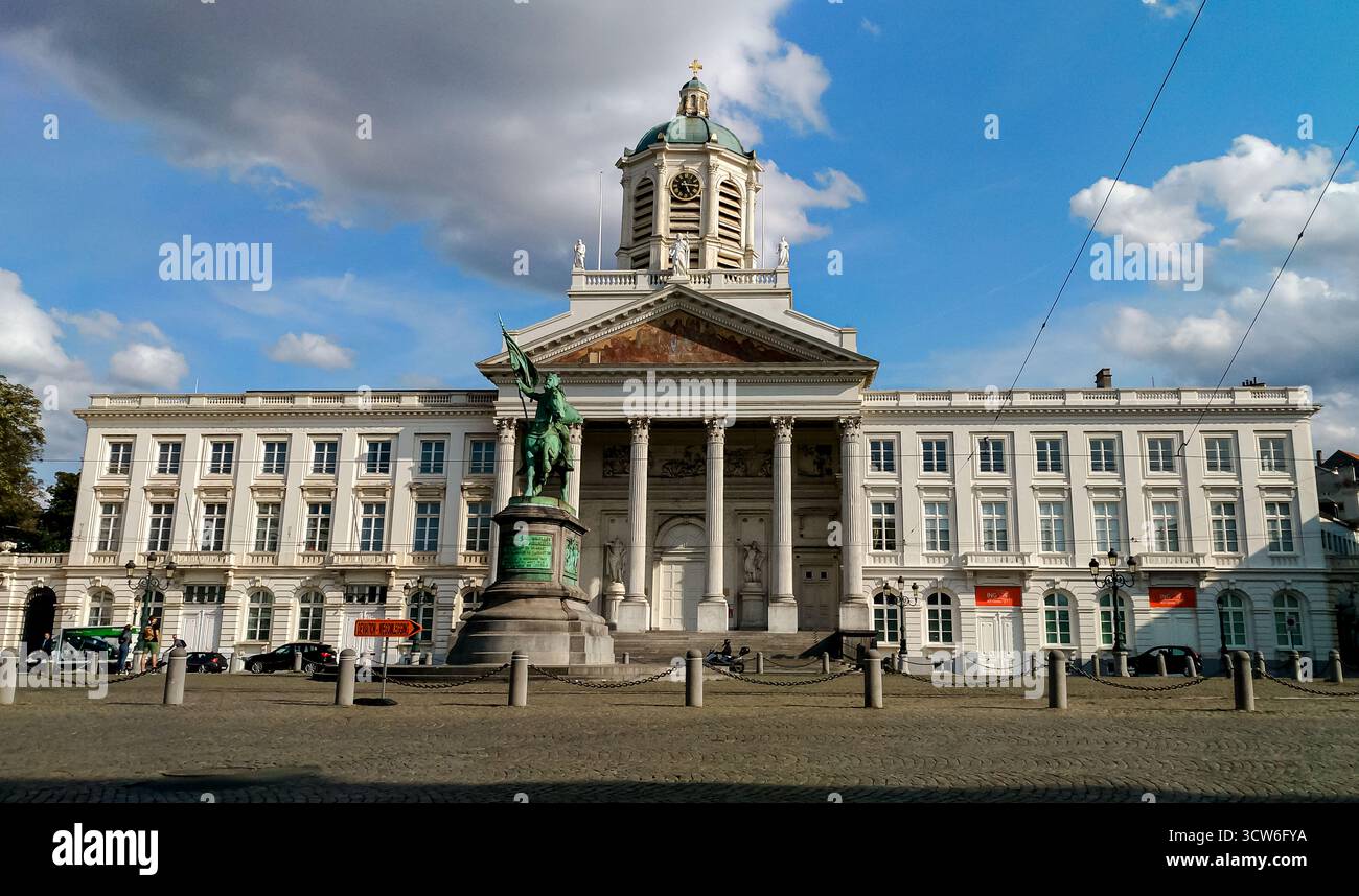 Bruxelles, Belgique - 29 août 2018 - place royale historique avec statue équestre et église néoclassique sous ciel bleu. Banque D'Images