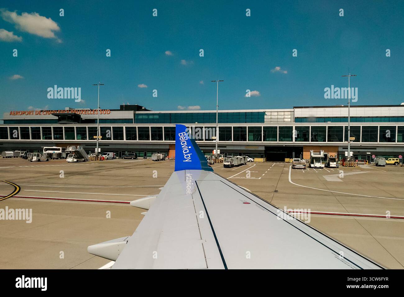 Bruxelles, Belgique - 29 août 2018 - vue depuis la fenêtre de l'avion Belavia à l'aéroport montrant le terminal et l'aile sous le ciel bleu. Banque D'Images