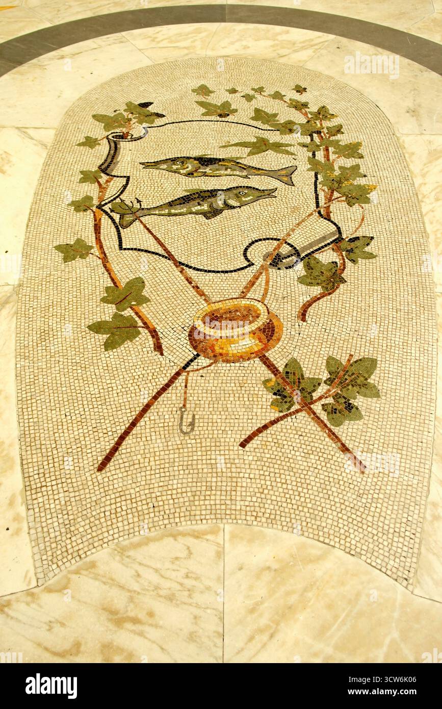 Vue de la mosaïque avec le signe du zodiaque des poissons situé dans la Galleria Umberto I à Naples. 14 août 2025, Naples, Campanie, Italie Banque D'Images