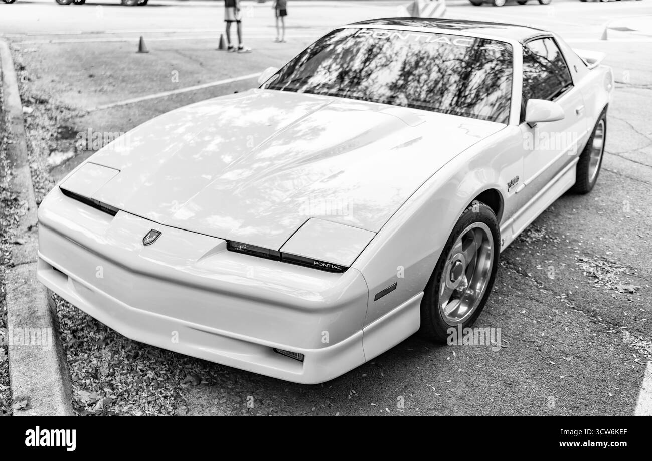 Chicago, Illinois - 29 septembre 2024 : 1992 Pontiac Firebird TRANS Am GTA couleur blanche. Pontiac Firebird TRANS Am GTA 1992 stationné dans la rue Banque D'Images