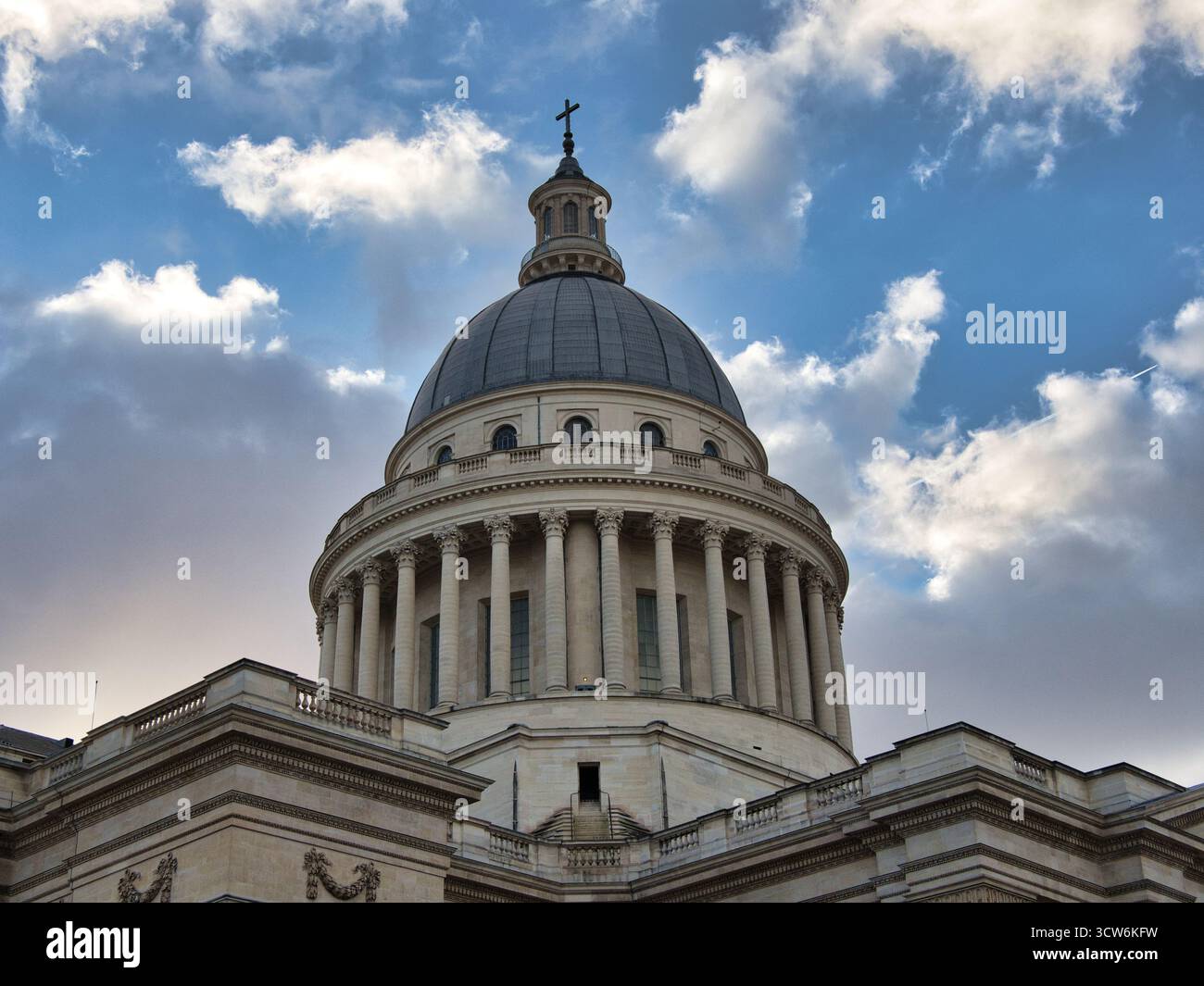 Dôme du Panthéon contre le ciel nuageux dramatique - gros plan en bas angle du majestueux dôme et du tambour à colonne néoclassique du Panthéon, coiffé d'une croix, ensemble Banque D'Images
