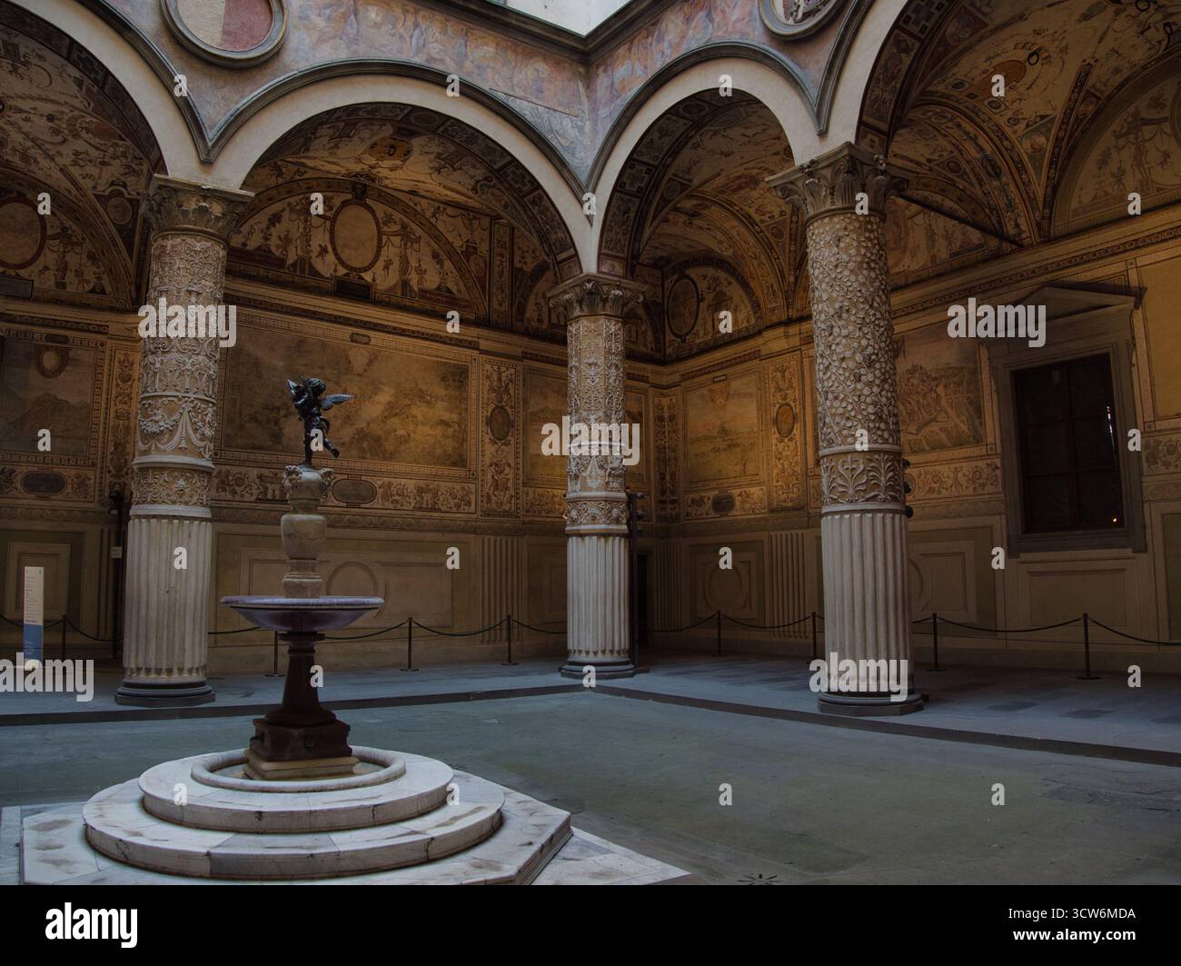 Cour intérieure du Palazzo Vecchio avec Putto de Verrocchio - loggia Renaissance avec des arches élaborées ornées de fresques, des colonnes ornées et le putto central Banque D'Images
