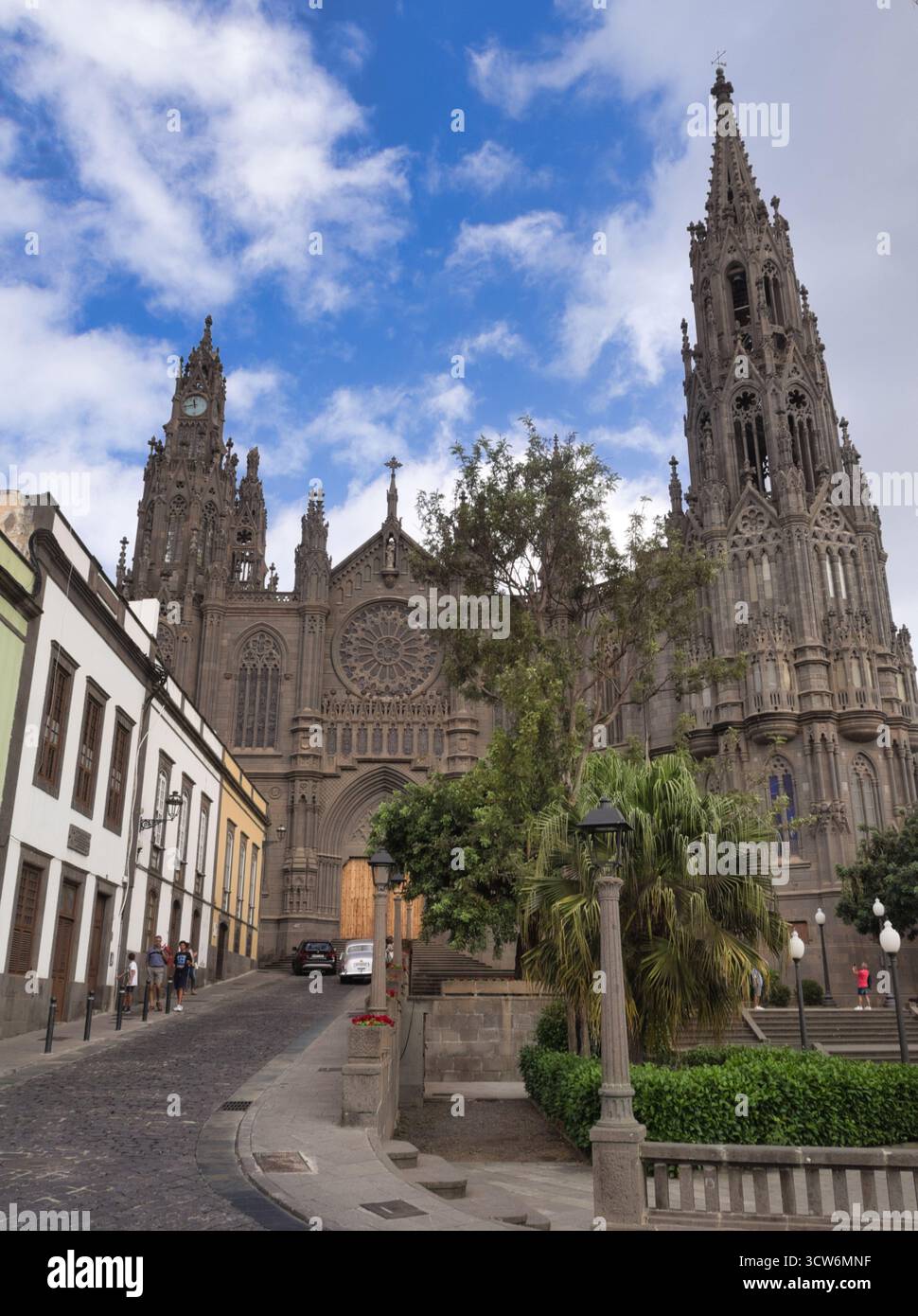 Façade de l'église néo-gothique d'Arucas - vue saisissante sur la rue de l'église néo-gothique en pierre sombre de San Juan Bautista à Arucas, Grande Canarie, Espagne. Banque D'Images