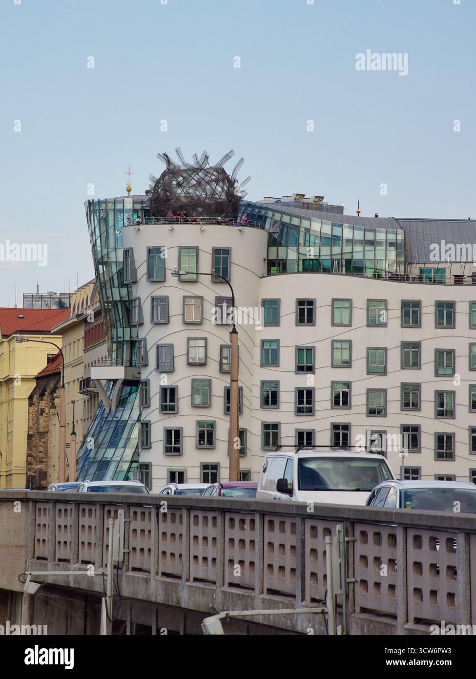 Dancing House Close-up à Prague paysage urbain - vue détaillée de l'architecture moderne et déconstructiviste de l'emblématique bâtiment 'Fred and Ginger'. Banque D'Images