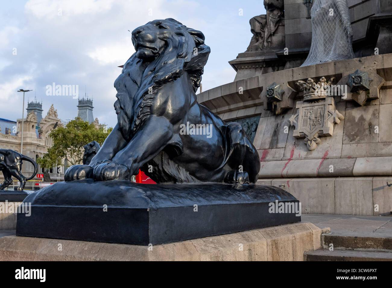 Barcelone ESP, Themenbild Reisen, Barcelone, Katalonien, 09.10.2025. Eine Loewenstatue am Denkmal fuer Christoph Kolumbus in der Innenstadt von Barcelona ESP, Themenbild Reisen, Barcelona, Katalonien, 09.10.2025. *** Barcelone ESP, photo à thème voyage, Barcelone, Catalogne, 09 10 2025 Une statue de lion au monument pour Christophe Colomb dans le centre-ville de Barcelone ESP, photo à thème voyage, Barcelone, Catalogne, 09 10 2025 Copyright : xEibner-Pressefoto/HeikexFeinerx EP HFR Banque D'Images