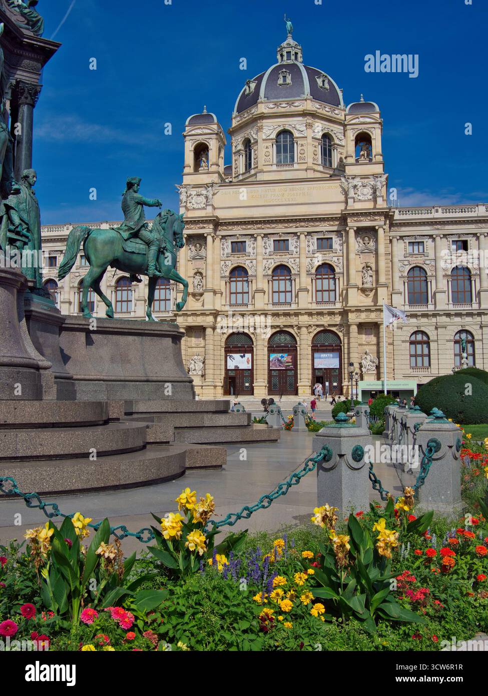 Musée d'histoire naturelle de Vienne avec des fleurs - bâtiment historique du Naturhistorisches Museum sur Maria-Theresien-Platz sur une dynamique et ensoleillée s. Banque D'Images