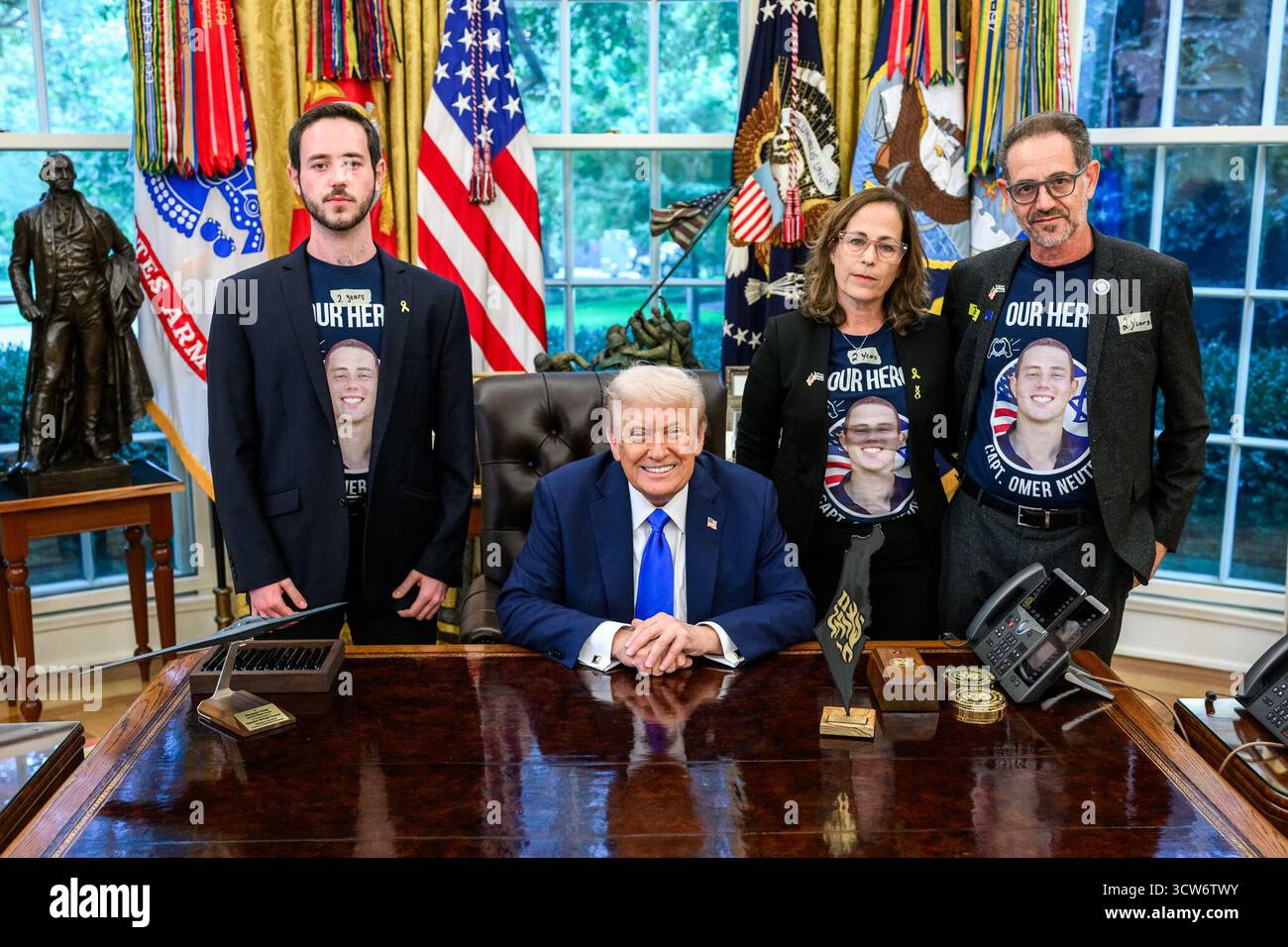 Le président Donald Trump rencontre la famille d’Omer Maxim Neutra, un citoyen américano-israélien tué à Gaza le 7 octobre 2023, à l’occasion du 2ème anniversaire des attaques terroristes menées par le Hamas contre Israël, le 7 octobre 2025, dans le Bureau ovale. Image reproduite avec l'aimable autorisation de la Maison Blanche. Banque D'Images
