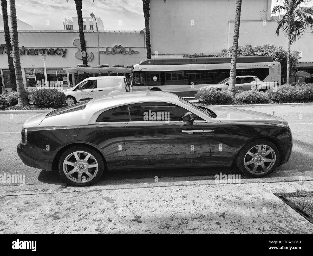 Miami Beach, Floride États-Unis - 8 juin 2024 : 2014 Rolls-Royce Wraith voiture de luxe à Ocean Drive miami Beach. Rolls Royce est une marque britannique de voitures de luxe Banque D'Images