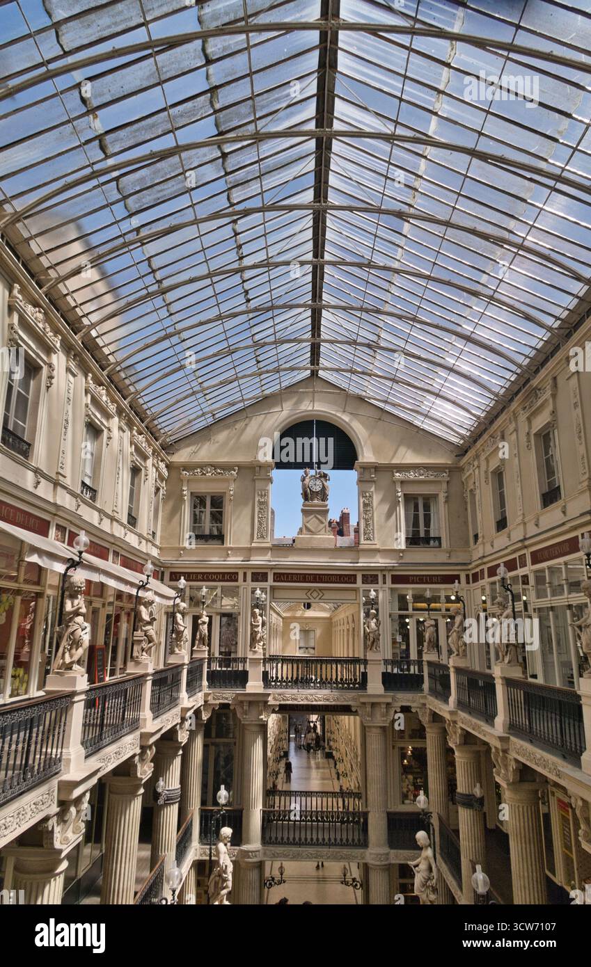 Nantes Historic passage Pommeraye - intérieur d'une galerie marchande française du XIXe siècle ornée d'un grand escalier, de plusieurs niveaux, de statues néoclassiques, Banque D'Images