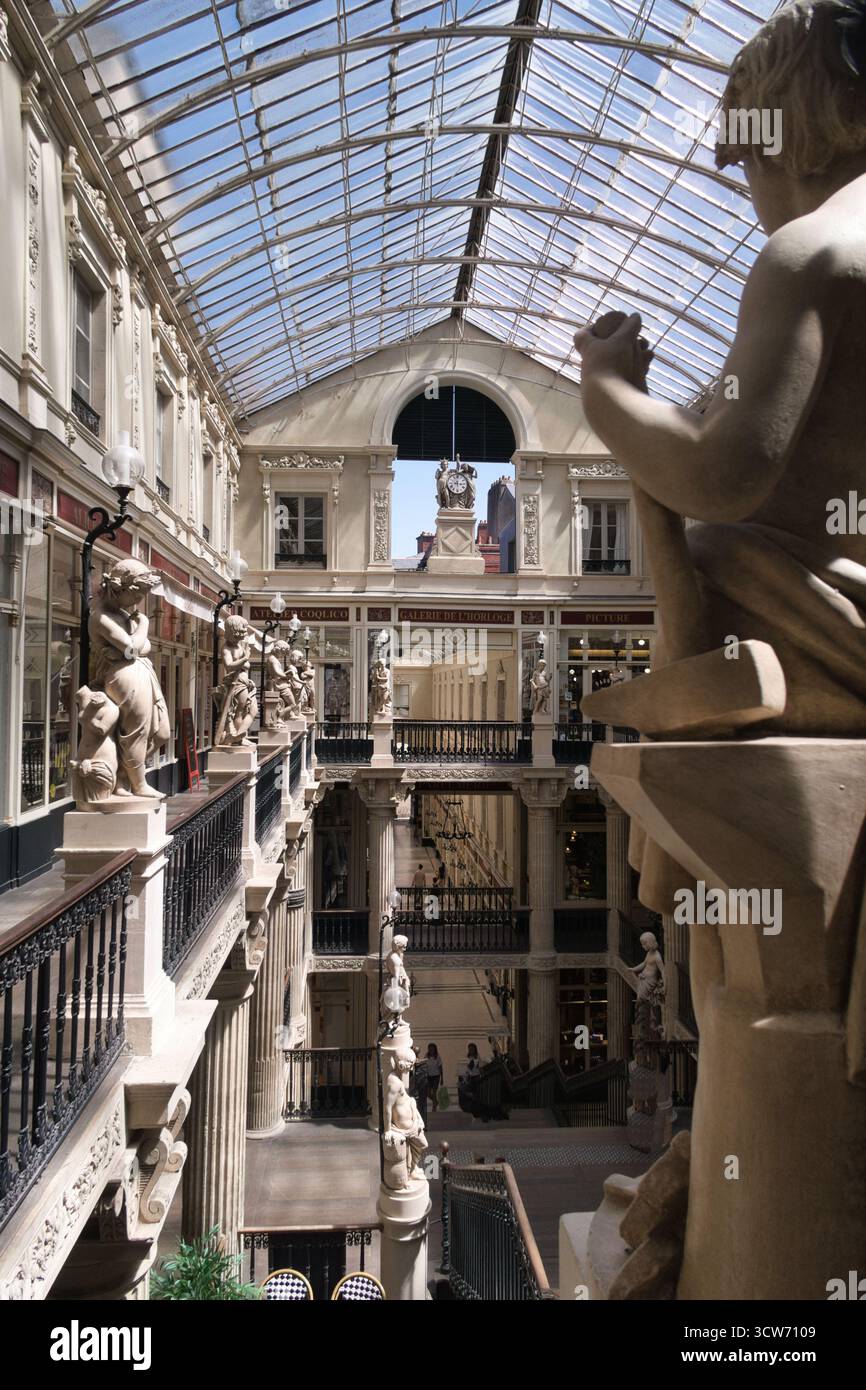 Nantes Historic passage Pommeraye - intérieur d'une galerie marchande française du XIXe siècle ornée d'un grand escalier, de plusieurs niveaux, de statues néoclassiques, Banque D'Images