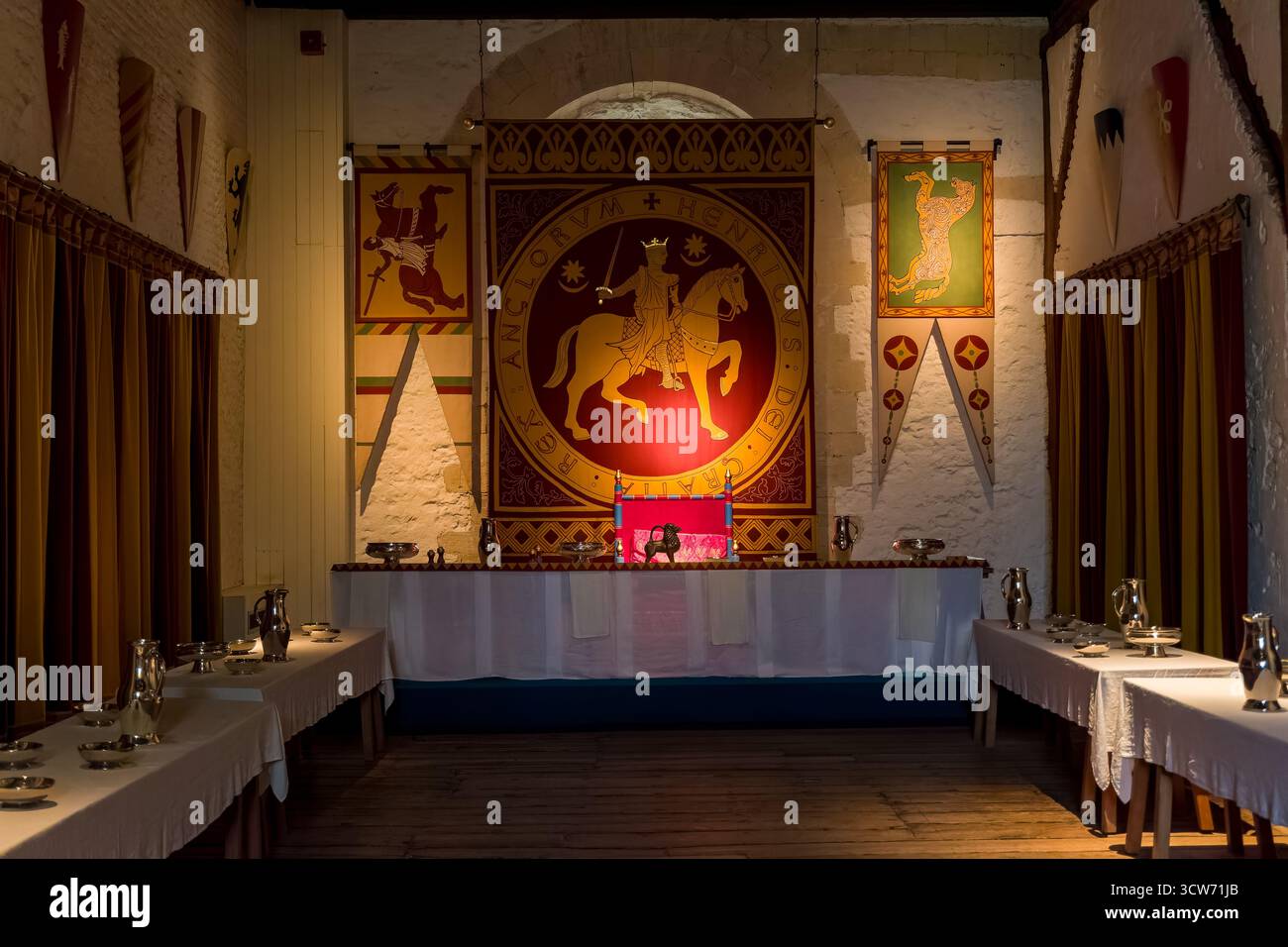 Vue intérieure de la salle de banquet médiévale avec tables et tapisseries dans le château de Douvres. Banque D'Images