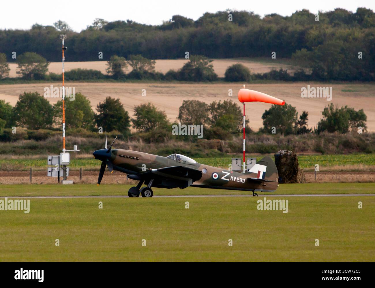 Supermarine Spitfire Mk XIV (MV293), après avoir joué dans la formation de grande aile, au Battle of Britain Air Show, IWM Duxford 2025 Banque D'Images