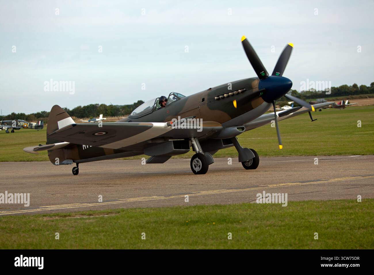 Supermarine Spitfire MkXIV, (MV293), après avoir joué dans la formation de grande aile, au Battle of Britain Air Show, IWM Duxford 2025 Banque D'Images