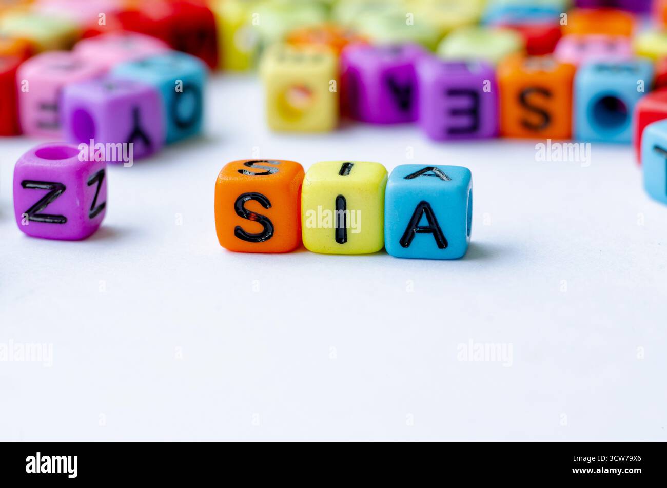 Texte SIA sur cube multicolore représentant l'évaluation de l'impact social. Concept de conservation Banque D'Images