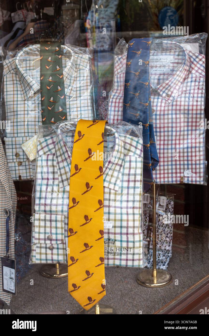 Chemises et cravates exposées dans une vitrine de magasin de pays, Angleterre, Royaume-Uni Banque D'Images