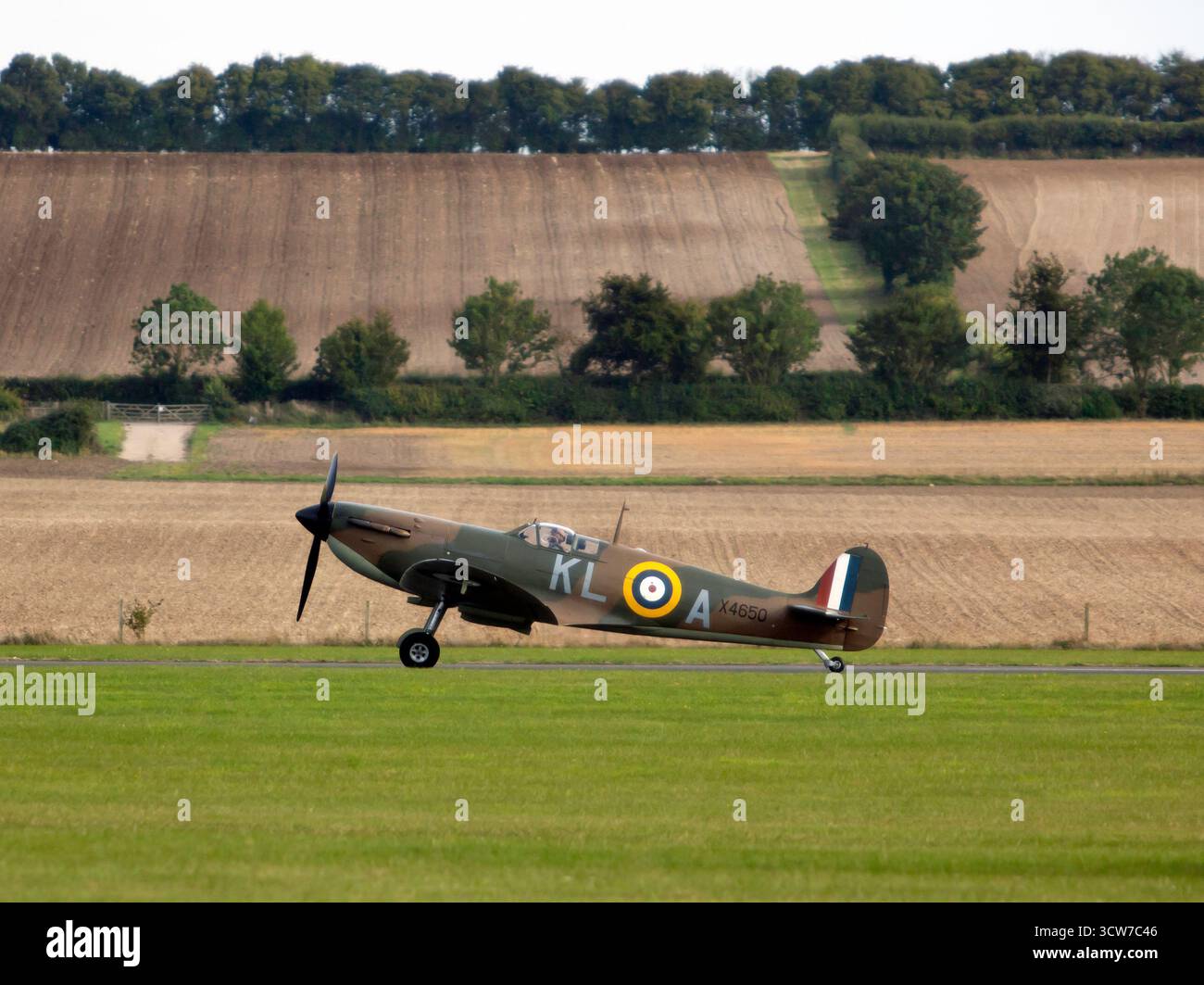 Supermarine Spitfire MkIa, (X4650), après avoir joué dans la formation de grande aile, au Battle of Britain Air Show, IWM Duxford 2025 Banque D'Images
