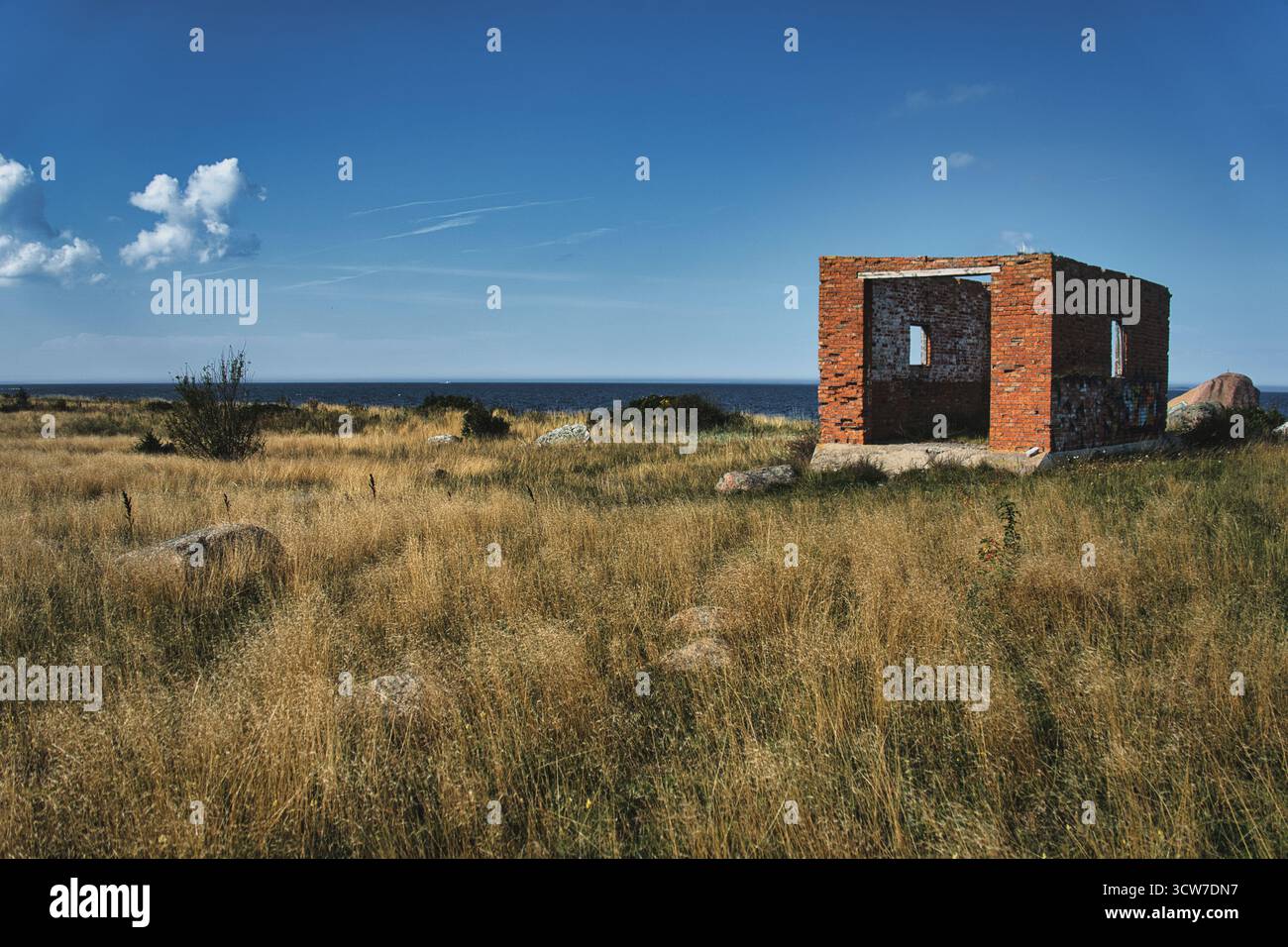 Ruine de briques abandonnée sur la côte de Neeme, Estonie Banque D'Images