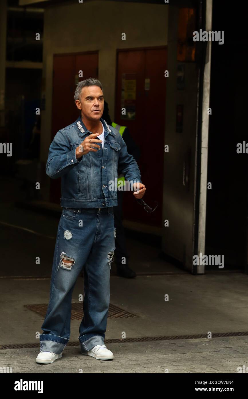 Londres, Royaume-Uni, 10 octobre 2025. Robbie Williams quitte la BBC et prend des vidéos avec des fans après être apparu sur BBC Radio 1 Live Lounge. Crédit : Ben Shaw/Alamy Live News Banque D'Images