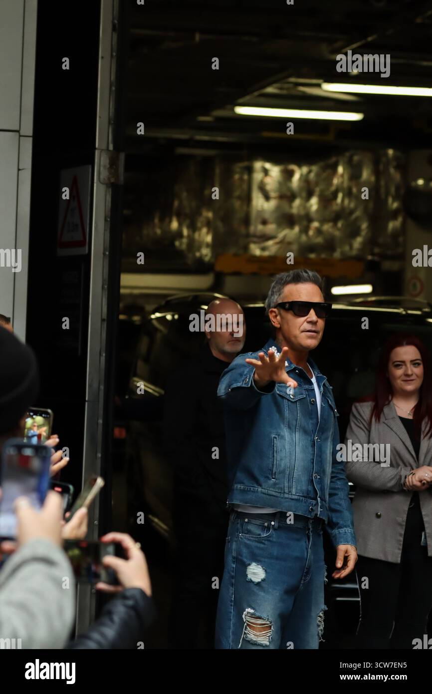 Londres, Royaume-Uni, 10 octobre 2025. Robbie Williams quitte la BBC et prend des vidéos avec des fans après être apparu sur BBC Radio 1 Live Lounge. Crédit : Ben Shaw/Alamy Live News Banque D'Images