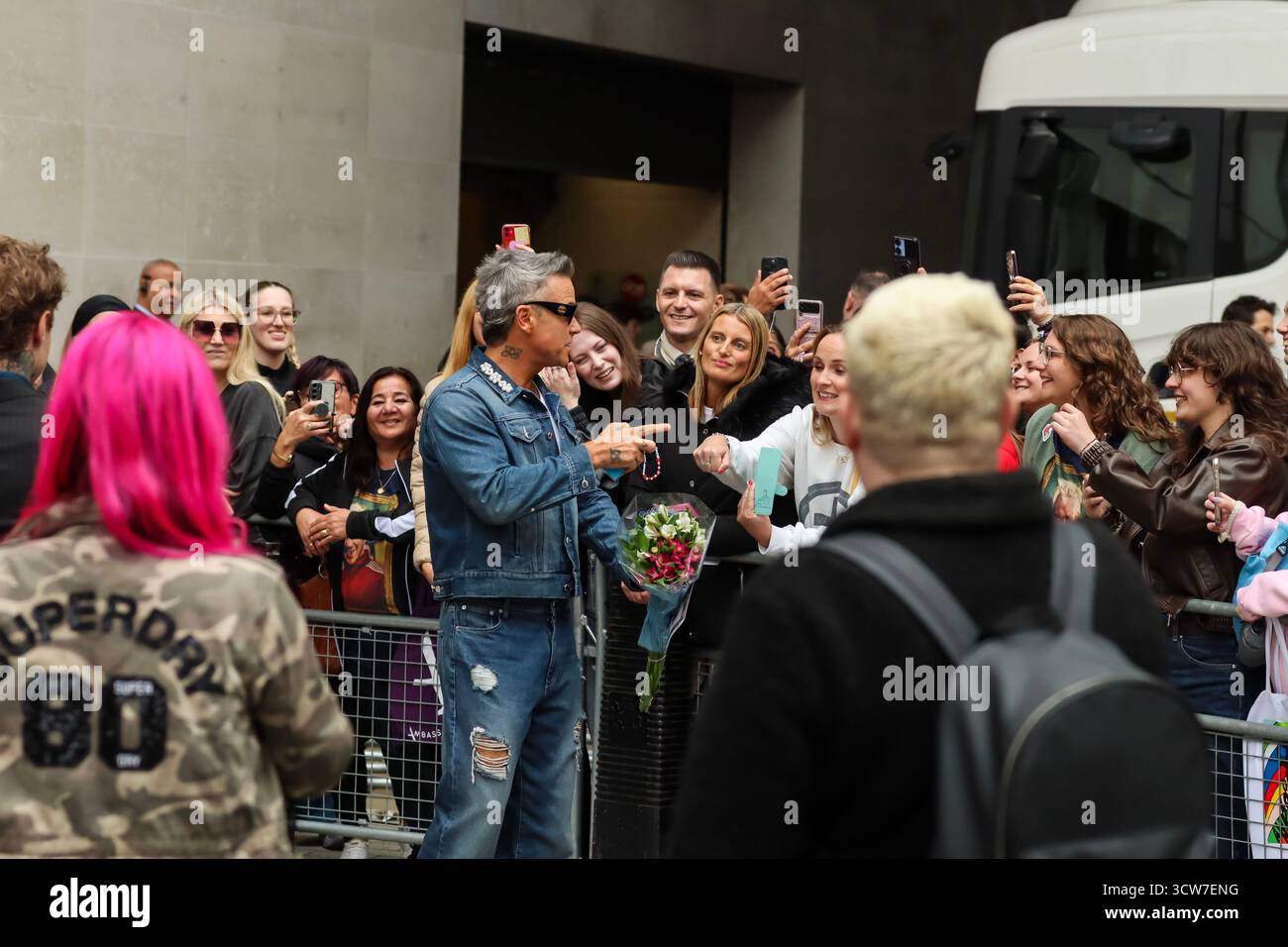 Londres, Royaume-Uni, 10 octobre 2025. Robbie Williams quitte la BBC et prend des vidéos avec des fans après être apparu sur BBC Radio 1 Live Lounge. Crédit : Ben Shaw/Alamy Live News Banque D'Images