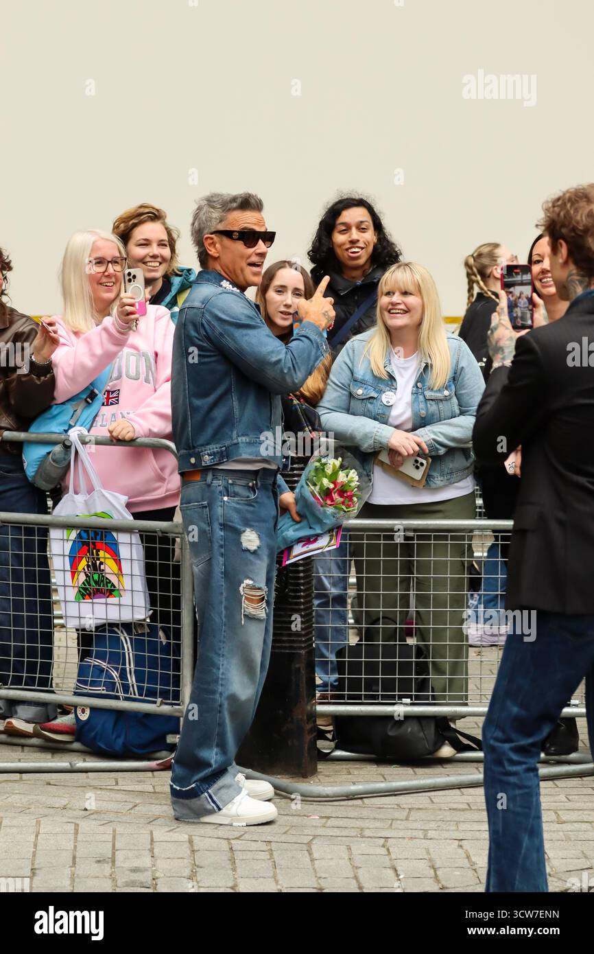 Londres, Royaume-Uni, 10 octobre 2025. Robbie Williams quitte la BBC et prend des vidéos avec des fans après être apparu sur BBC Radio 1 Live Lounge. Crédit : Ben Shaw/Alamy Live News Banque D'Images